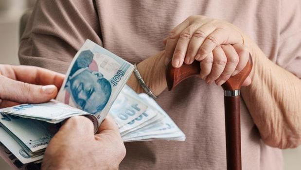 Hesapları kontrol edin, ödemeler başladı! SSK, Bağ-Kur ve 4C emeklisi maaşı, ikramiyeyi hangi gün çekecek?)