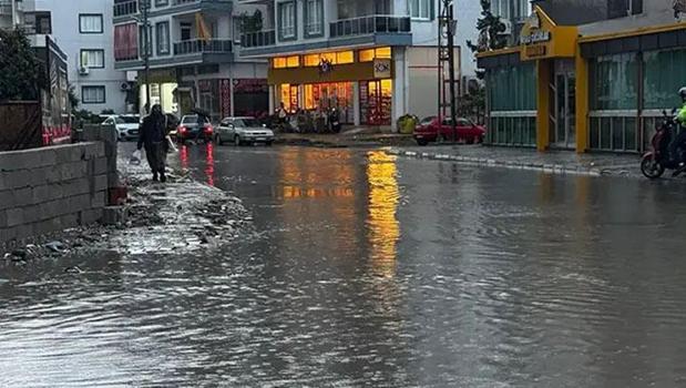 Hatay Dörtyol'da şiddetli yağışlar hayatı olumsuz etkiledi)