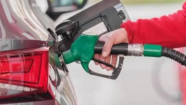 Orta Doğu krizi piyasaları sarstı! Petrol fiyatları çakıldı, gözler akaryakıt fiyatlarında)