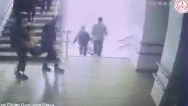 Malatya’daki depremde duygulandıran anlar! Öğretmenler görme engelli öğrenciyi böyle taşıdılar)