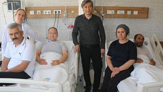 Görenler inanamadı! Çapraz mucize: Eşlerine böbrek veremeyen iki aile ayrılmaz ikili oldu)