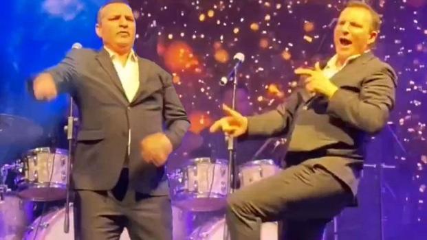 Sosyal medya Rafet El Roman'ın çılgın dansını konuşuyor!)