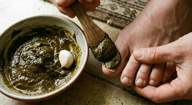 Sirkenin yanına sadece 1 kaşık ekleyip ayağınıza sürün: Ayak mantarının ve kötü kokunun kökünü kazıyor)