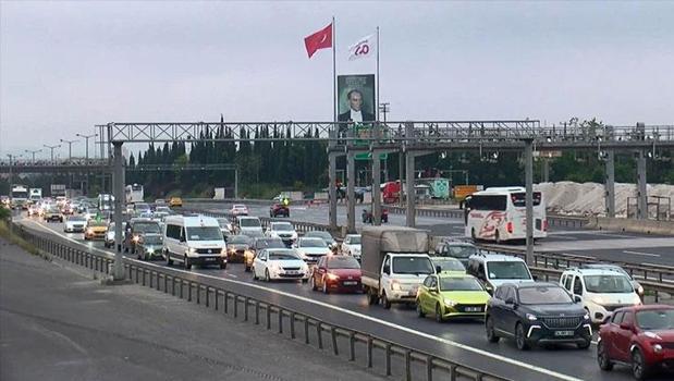 Bayram trafiği başladı! İstanbul'da yollarda araç kuyrukları oluştu)