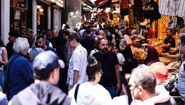 Arife günü Eminönü'nde insan seli! Adım atacak yer kalmadı)
