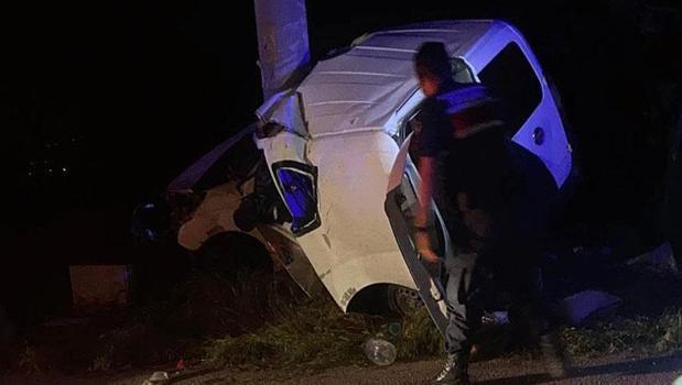 Direğe çarpan araçtaki 2 kişi öldü, 2 kişi yaralandı)