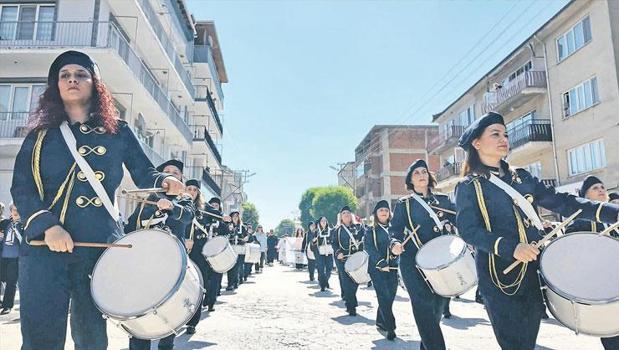 Bu bando çok farklı)
