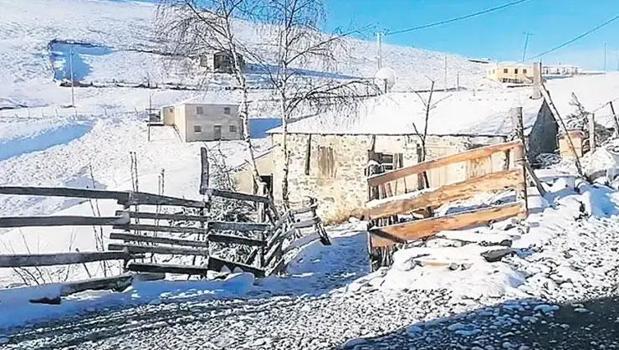Mayıstaki soğuk hava dalgası, yüksek kesimlere kar getirdi)