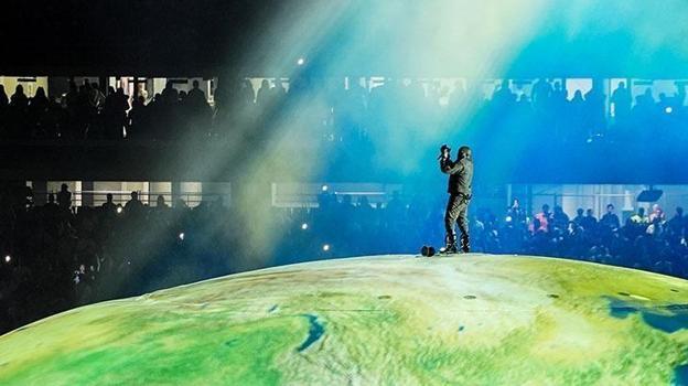 Kanye West İstanbul'da 118 bin senkronize ışıklı bileklik ile dünya rekoru kırdı)