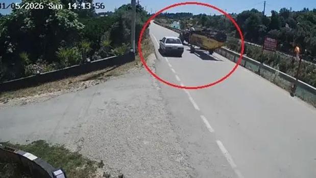 Antalya'da korku dolu anlar! Traktörün altında kalmaktan saniyelerle kurtuldular)