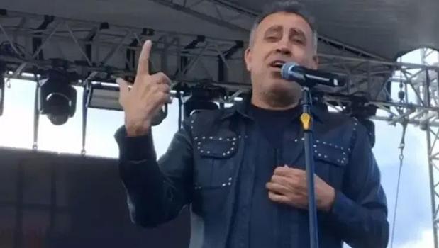 Haluk Levent konser sırasında fenalaşarak sahneden indi)