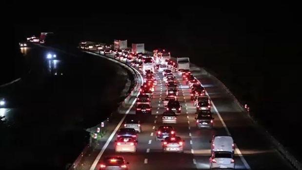 Dönüş çilesi devam ediyor! Trafik durma noktasına geldi)