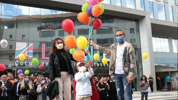 Hastaneden 'Süpermen' peleriniyle çıktı! Aylarca göremediği babası kahramanı oldu)