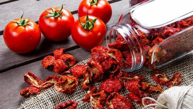 Domates nasıl kurutulur? Dünyanın parasını verip marketten almaya son)