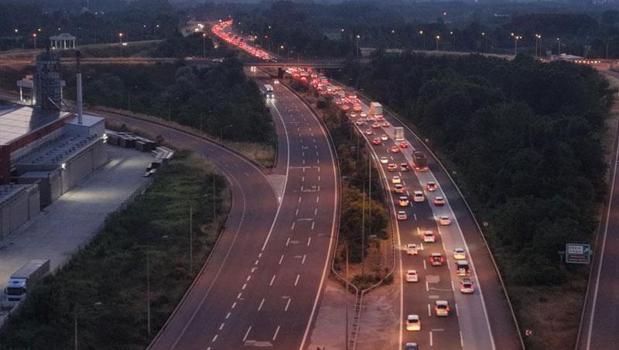 Bayram bitti trafik bitmedi: Düzce geçişinde kilometrelerce kuyruk)