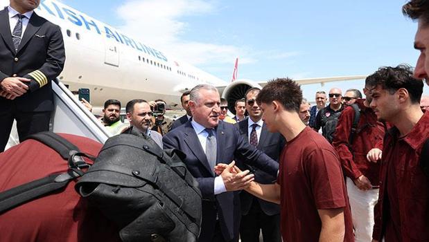 Bakan Bak milli futbolcuları ABD’ye uğurladı)