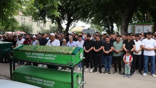 Adana'da emekli polis babası tarafından öldürülen genç defnedildi)