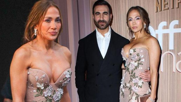 Jennifer Lopez'in göğüs dekoltesi galaya damga vurdu)