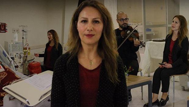 5 yıl önce Diyarbakır'a atanmıştı! Okul çıkışı gidiyor, sesiyle şifa oluyor)