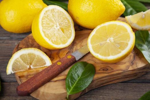 Taş gibi sert limonları anında yumuşatıyor! Limonun suyunu 2 katına çıkartan yöntem)
