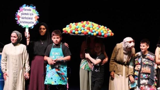 Atıklar defileyle sahneye taşındı! 6 bin 600 kilogram pil geri dönüşüme kazandırıldı)