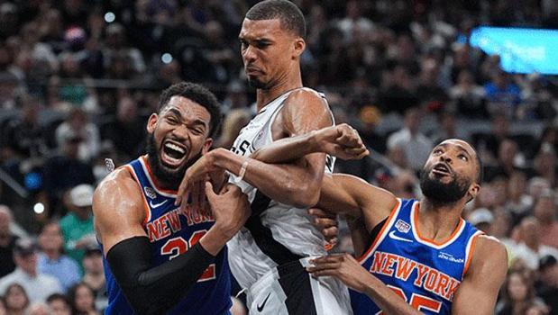 New York Knicks'ten tarihi başarı! Spurs karşısında seri 2-0)
