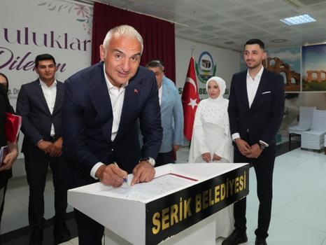 Bakan Ersoy'dan yeni evlenen çifte sürpriz)