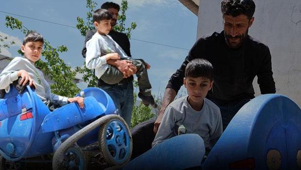 Baba olmak böyle bir şey! Parasızlıktan alamadı, yürüme engelli oğluna plastik varilden araba yaptı)