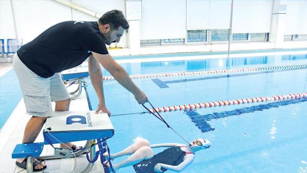 ​İmkansız diyenler dönüp bir daha baksın! Dişleriyle tutunduğu hayatta 3 kez dünya şampiyonu oldu)