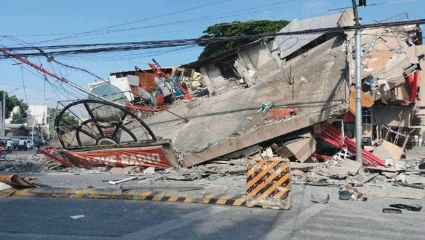 Filipinler'i 7.8'lik deprem vurdu! Tsunami alarmı verildi)