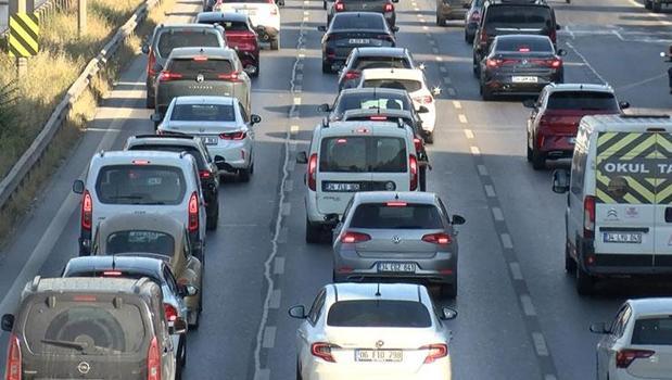 İstanbul’da haftanın ilk iş günü trafiği kilitledi)