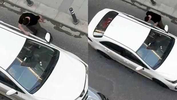 Avcılar'da kaza sonrası gergin anlar! Arkadaki otomobile yumruk atmaya başladı)