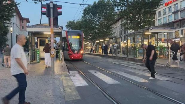 Fatih'te raylara düşüp tramvayın altında kalan çocuk öldü)