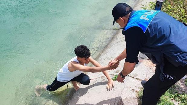 ​Yasak da dinlemiyorlar ölüm uyarısını da! 'Havuz buranın verdiği zevki vermiyor')