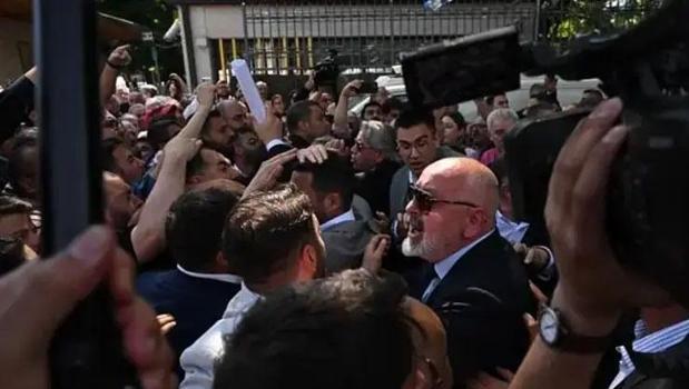 Kapılar kilitlendi, polis barikat kurdu! TBMM önünde CHP'liler arasında arbede)
