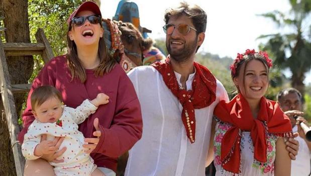 Gizem Karaca'dan aile pozu! Kızlarını öpücüklere boğdular)