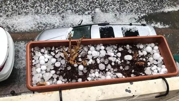 Meteoroloji'nin uyarılarının ardından iki kenti sağanak ve dolu yağışı vurdu)