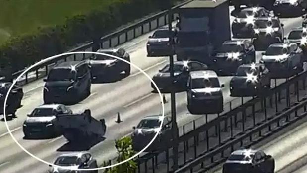 TEM'de otomobil, 2 araca çarparak takla attı! Trafik sıkıştı)