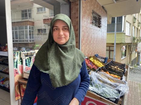 12 yıllık marketin en sadık müşterisi! Kapıyı çalıp yiyecek istiyor)