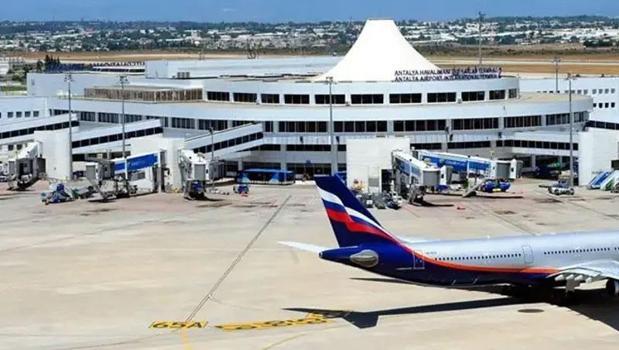 Antalya Havalimanı'nda uçak direğe çarptı: 267 yolcu tahliye edildi)