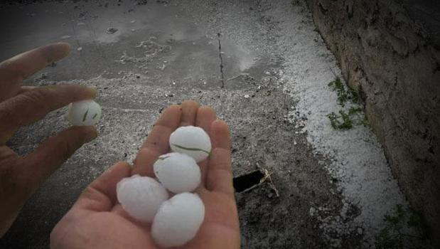 Haziranın ortasında şaşırtan görüntü! Bir anda başladı, araçlar delik deşik oldu)