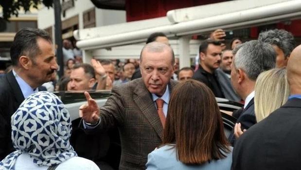 Cumhurbaşkanı Erdoğan, bir kafede vatandaşlarla sohbet etti)