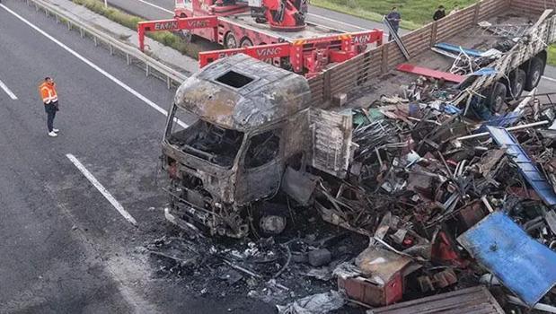 Erzurum'da feci kaza! Bariyerlere çarpan tır alev aldı: Sürücü kıl payı kurtuldu)