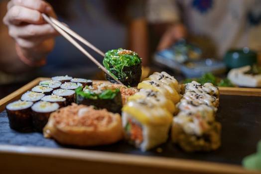 Evde pratik sushi tarifi! Dışarıda 6 tanesine yüzlerce lira ödemenize gerek kalmayacak)