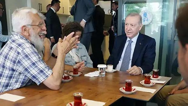 Cumhurbaşkanı Erdoğan Beyoğlu'nda vatandaşlarla buluştu)