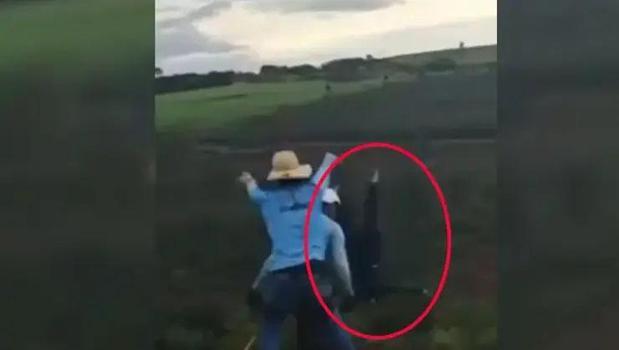 Brezilya'da korkunç ihmal! Genç kadını 40 metre yüksekten halatsız attılar)