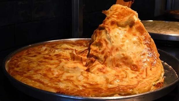 Yufkanın arasına dökünce kat kat kabarıyor! Su böreği tadında sodalı milföylü börek tarifi)