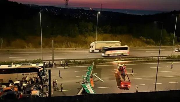 Hafriyat kamyonu Kuzey Marmara Otoyolu'nda tabelayı devirdi)