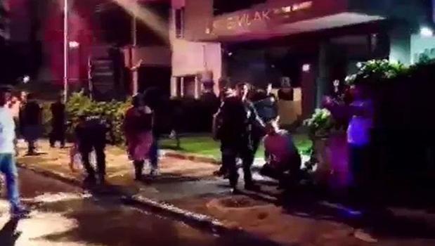 Kızını rahatsız eden gencin kulağını kesti: 1'i polis 2 yaralı)