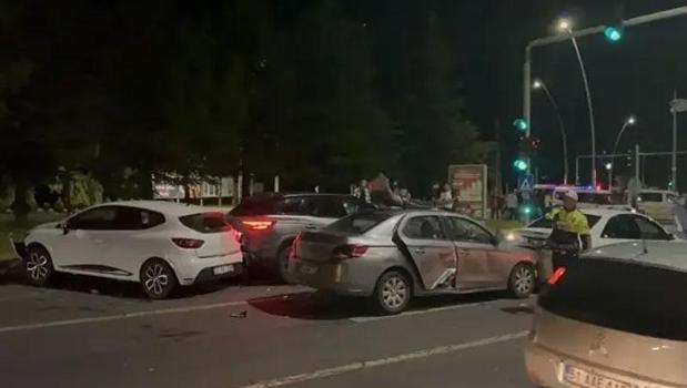 Niğde'de 5 aracın karıştığı zincirleme kaza! Yaralılar var)